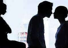 સરકારી અધિકારી ની પાપ લીલી ની પુકાર પુલીસ સ્ટેશન માં પતિ, પત્ની અને પ્રેમિકા નું કિસ્સો