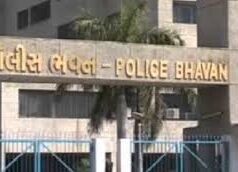 EOW વિભાગમાં ફરજ બજાવતા PSI સિસોદિયા પાસે જેટલી પણ તપાસની અરજીઓ હતી,તેમાં બેદરકારી રાખવા બદલ તેમને સસ્પેન્ડ કરવામાં આવ્યા