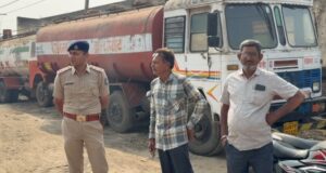 કેમિકલ રસ્તા પર ઢોળાતા આસપાસના સમગ્ર વિસ્તારમાં તીવ્ર વાસ પ્રસરી