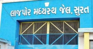 સુરતની લાજપોર મધ્યસ્થ જેલમાં સઘન ચેકિંગ દરમિયાન 11 મોબાઇલ ફોન મળી આવ્યા. C-8, C-3 અને C-11 બેરેકમાંથી ફોન જપ્ત કરી FSL તપાસ હાથ ધરાશે.